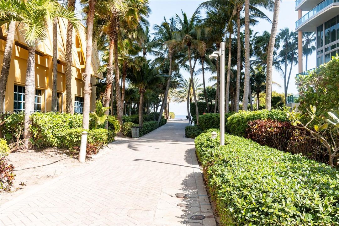 For Sale: $295,000 (1 beds, 1 baths, 450 Square Feet)