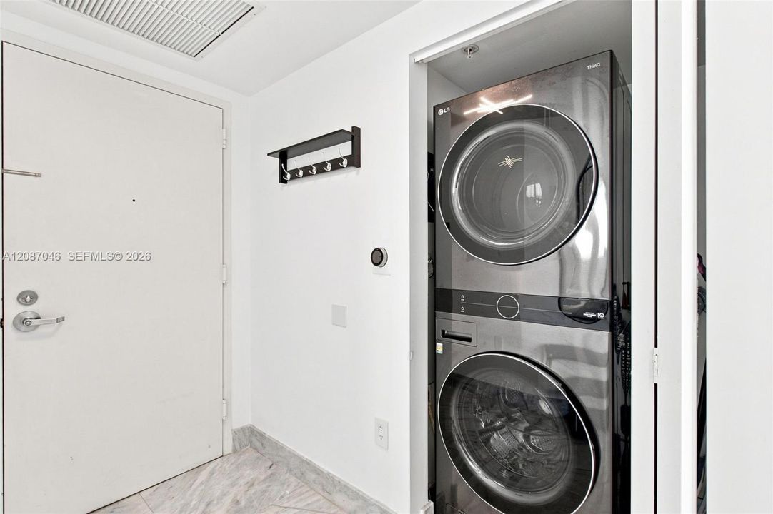 For Rent: $4,175 (2 beds, 2 baths, 930 Square Feet)