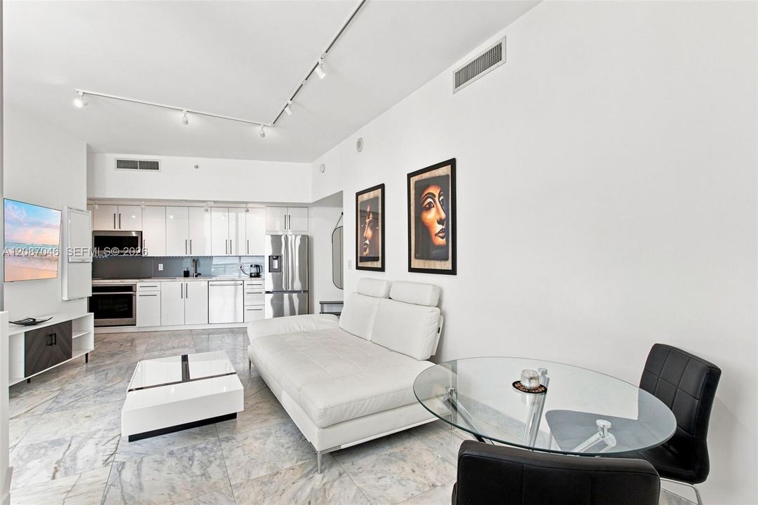 For Rent: $4,175 (2 beds, 2 baths, 930 Square Feet)