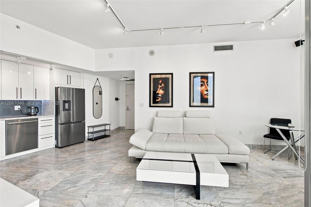 For Rent: $4,175 (2 beds, 2 baths, 930 Square Feet)