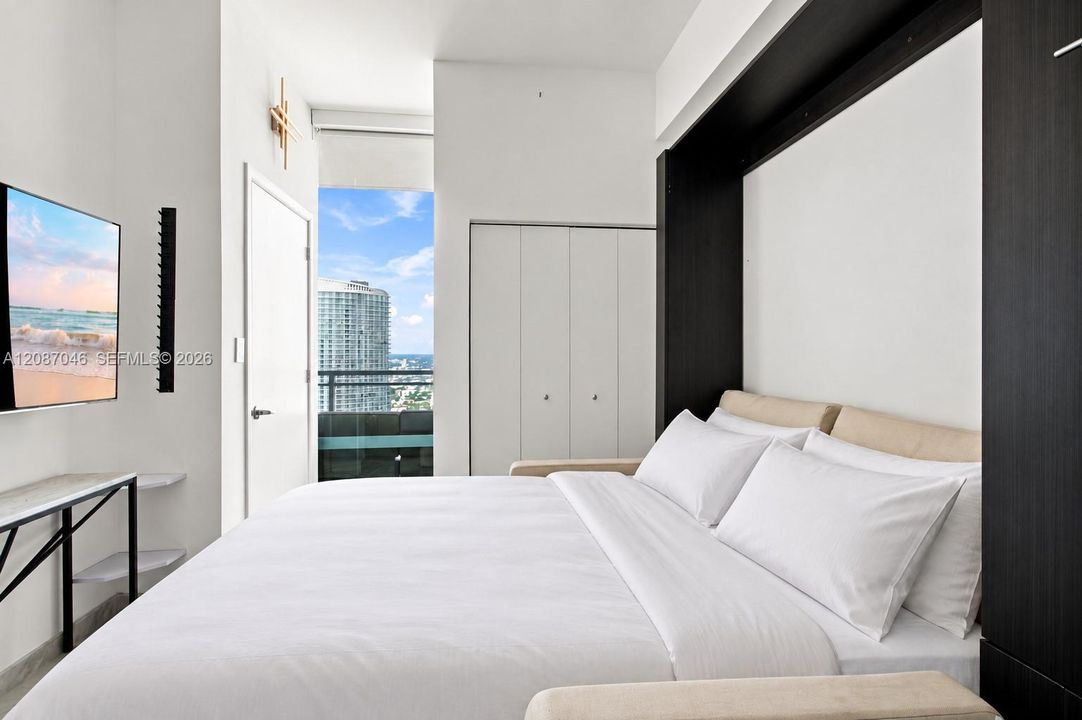 For Rent: $4,175 (2 beds, 2 baths, 930 Square Feet)