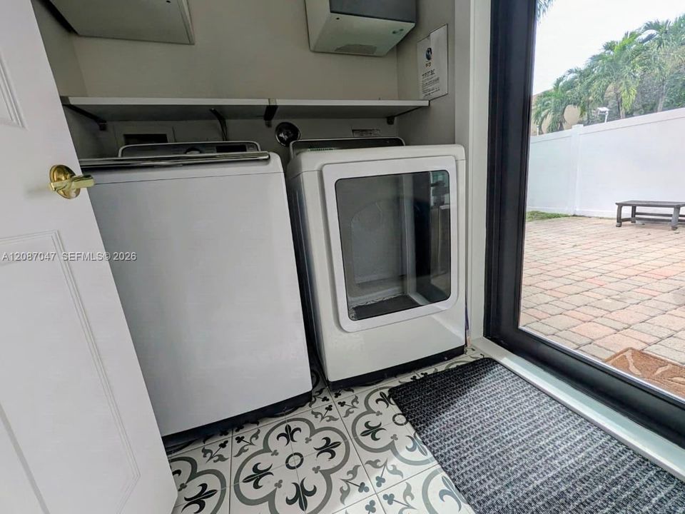 For Rent: $1,600 (1 beds, 1 baths, 2168 Square Feet)