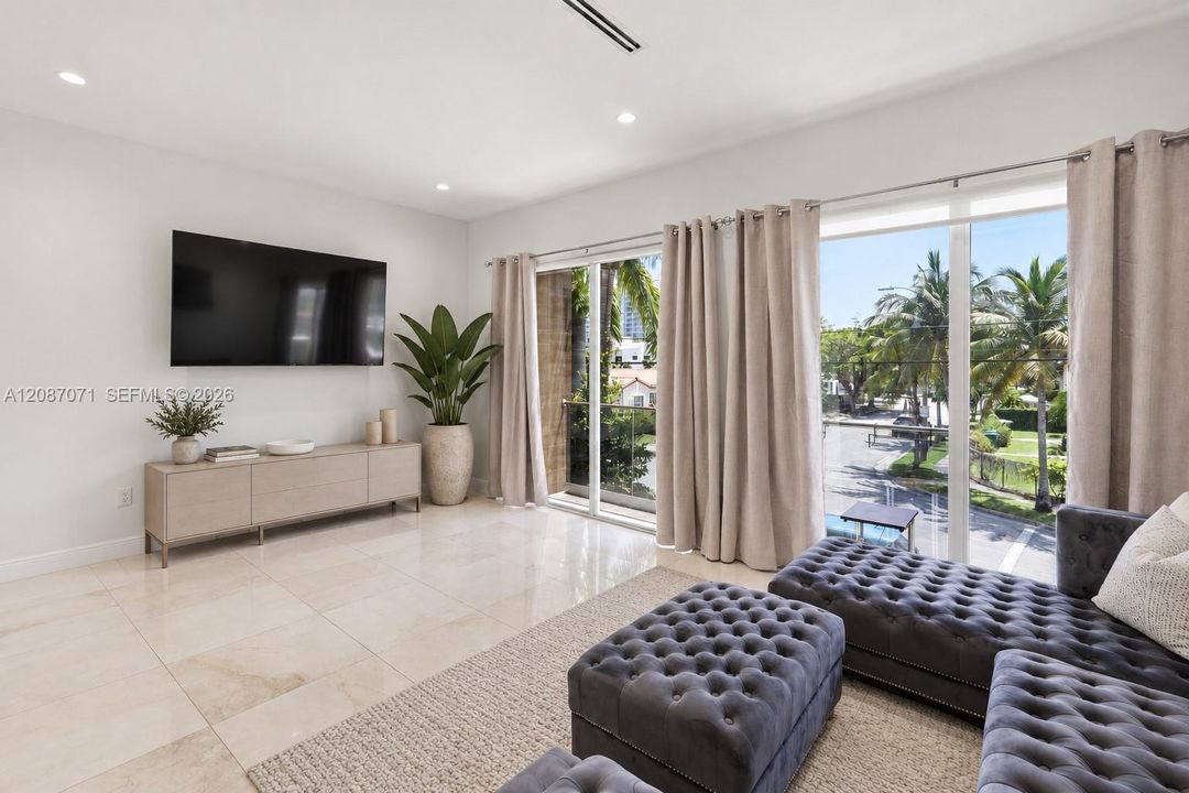 En Venta: $1,145,000 (3 camas, 3 baños, 2108 Pies cuadrados)