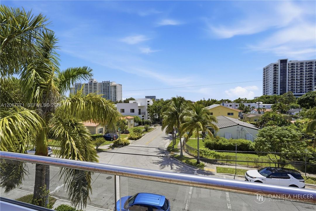 En Venta: $1,145,000 (3 camas, 3 baños, 2108 Pies cuadrados)