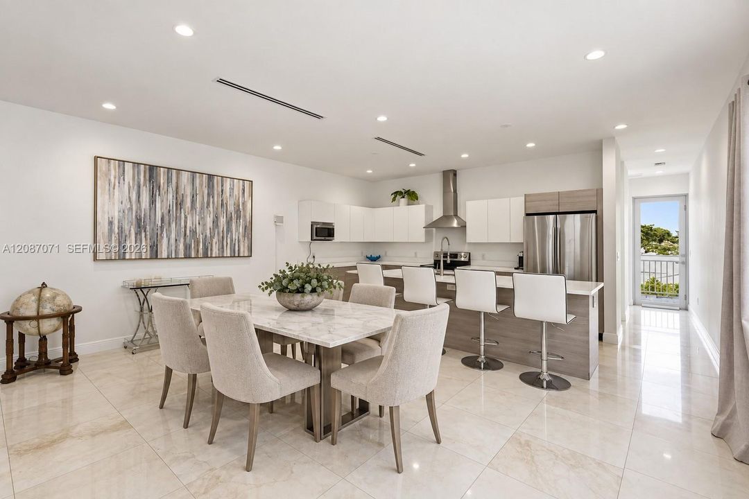 En Venta: $1,145,000 (3 camas, 3 baños, 2108 Pies cuadrados)