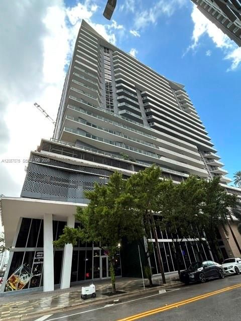 For Rent: $3,500 (2 beds, 2 baths, 940 Square Feet)