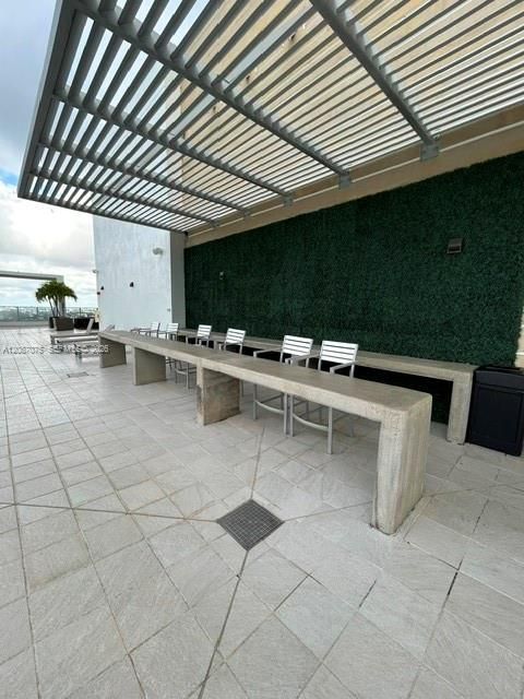For Rent: $3,500 (2 beds, 2 baths, 940 Square Feet)