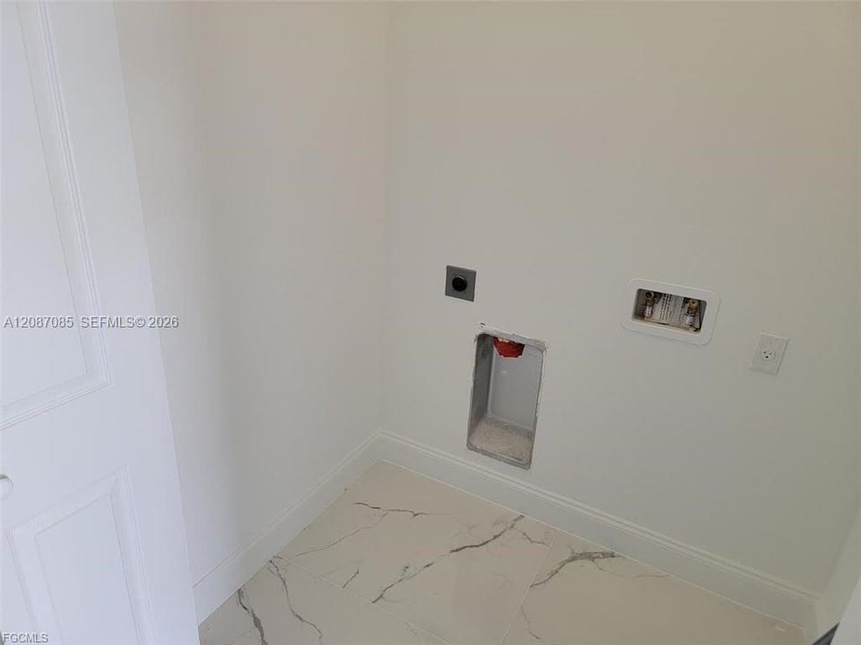 For Sale: $389,000 (3 beds, 2 baths, 2704 Square Feet)