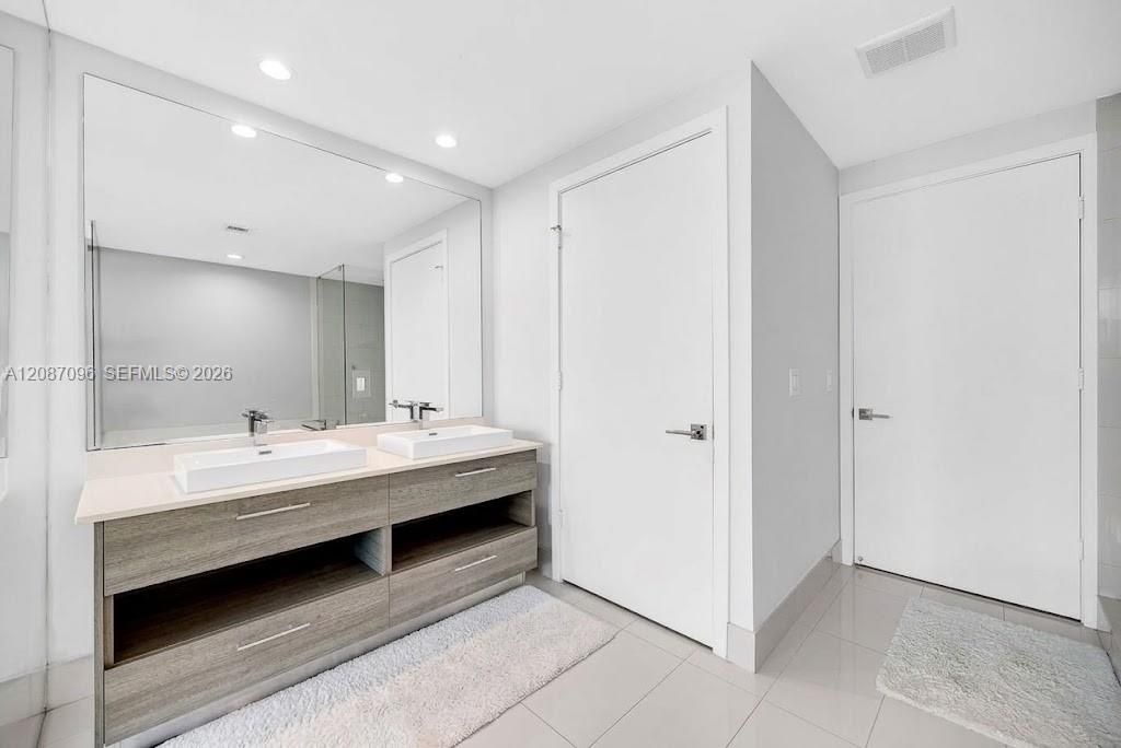 For Rent: $6,995 (2 beds, 3 baths, 1151 Square Feet)