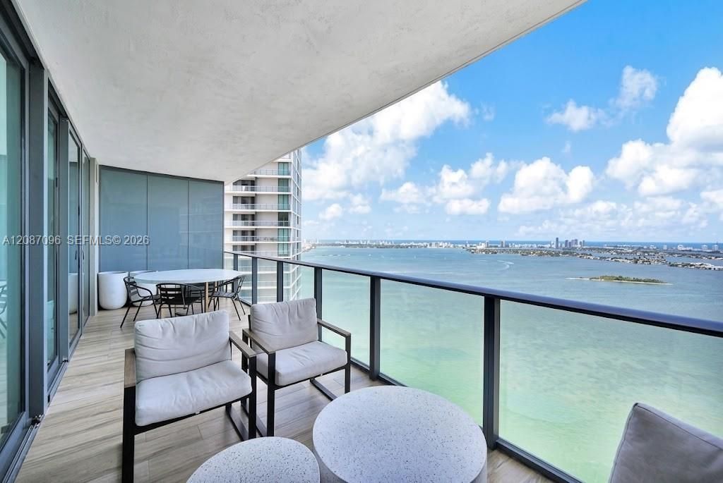 For Rent: $6,995 (2 beds, 3 baths, 1151 Square Feet)