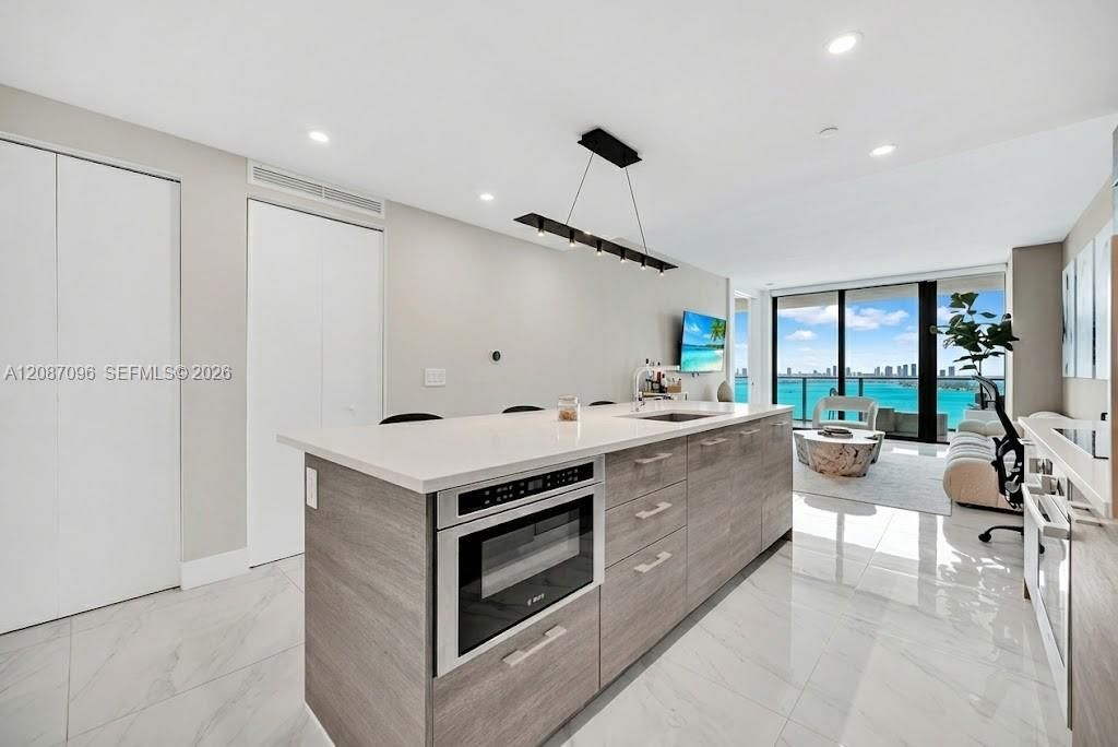 For Rent: $6,995 (2 beds, 3 baths, 1151 Square Feet)