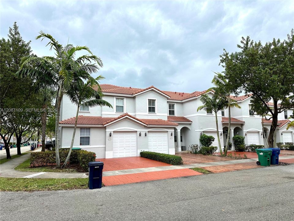 For Rent: $2,900 (3 beds, 2 baths, 1662 Square Feet)