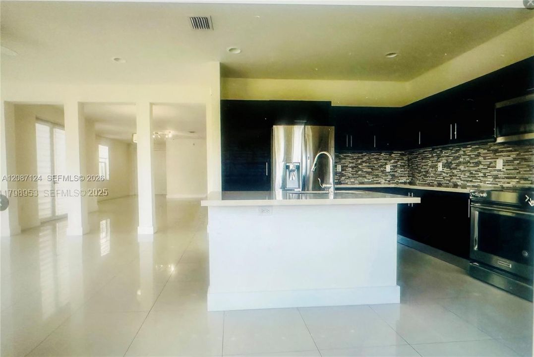 For Rent: $6,800 (5 beds, 5 baths, 3160 Square Feet)