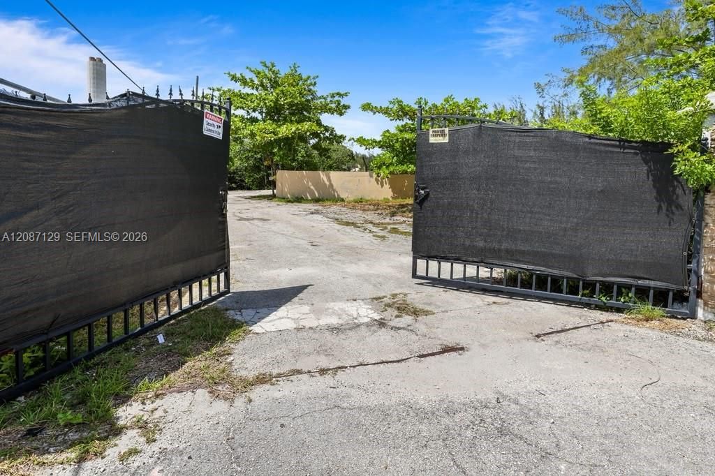 待售: $3,600,000 (1.38 acres)