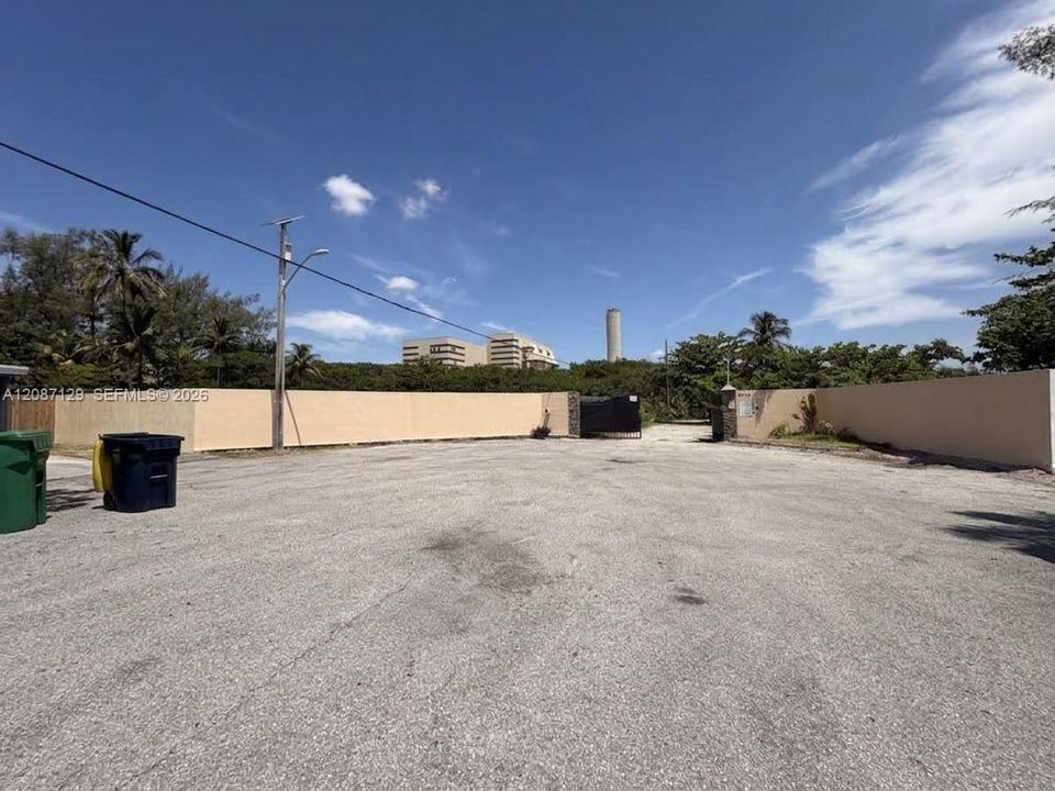 待售: $3,600,000 (1.38 acres)