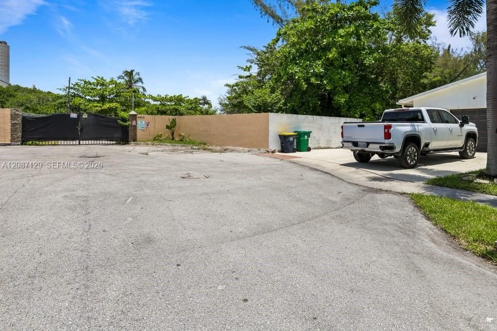На продажу: $3,600,000 (1.38 acres)