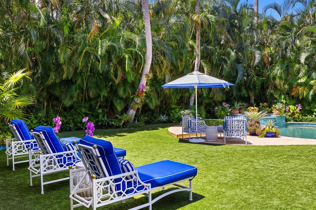 Lounges to Yard