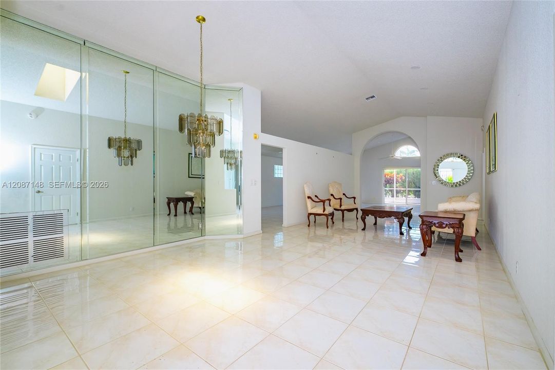En Venta: $440,000 (3 camas, 2 baños, 2187 Pies cuadrados)