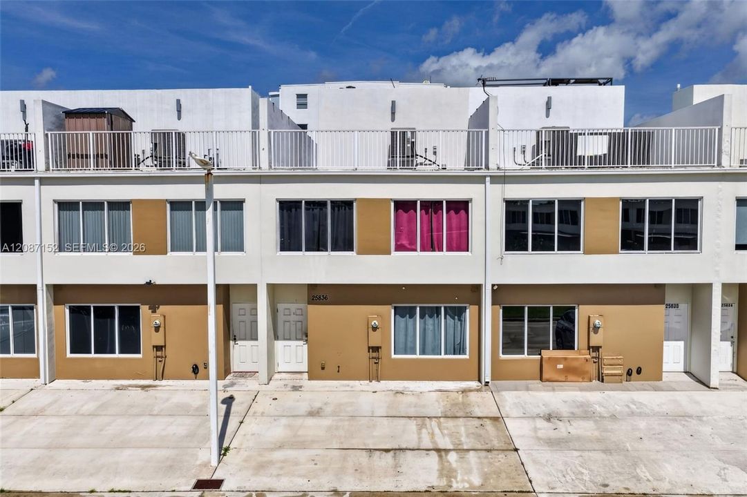 En Venta: $359,999 (4 camas, 3 baños, 1434 Pies cuadrados)