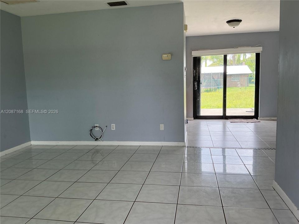 For Sale: $240,000 (3 beds, 1 baths, 962 Square Feet)