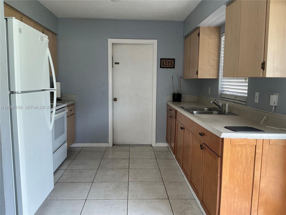 For Sale: $240,000 (3 beds, 1 baths, 962 Square Feet)