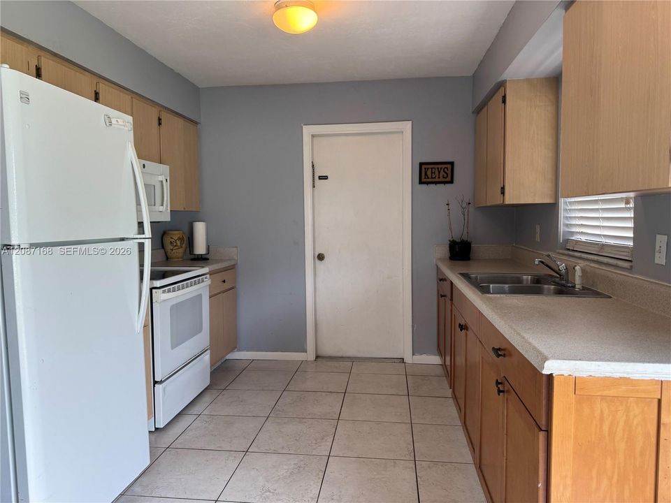 For Sale: $240,000 (3 beds, 1 baths, 962 Square Feet)