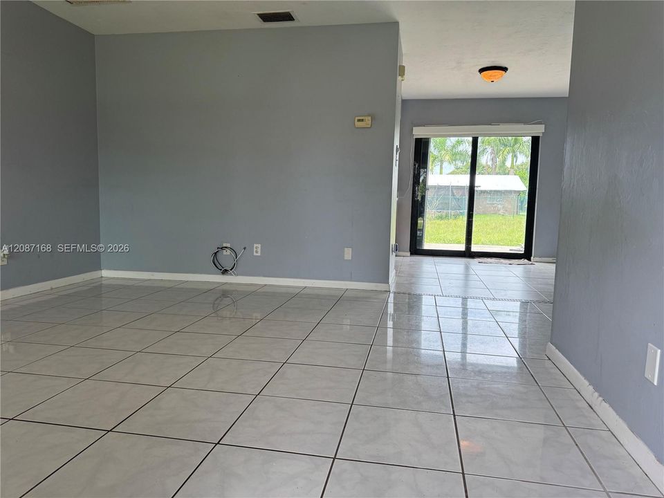 For Sale: $240,000 (3 beds, 1 baths, 962 Square Feet)