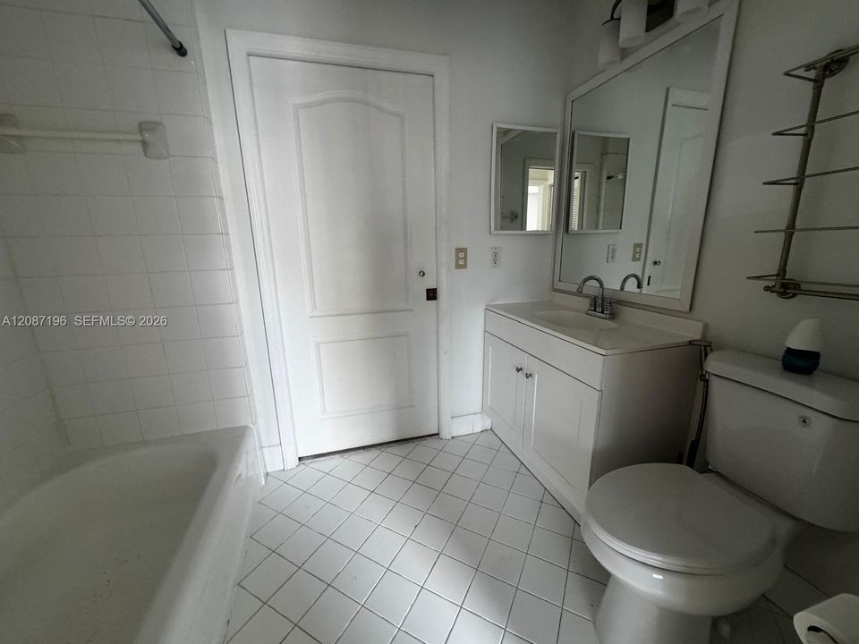 For Rent: $2,200 (2 beds, 1 baths, 850 Square Feet)
