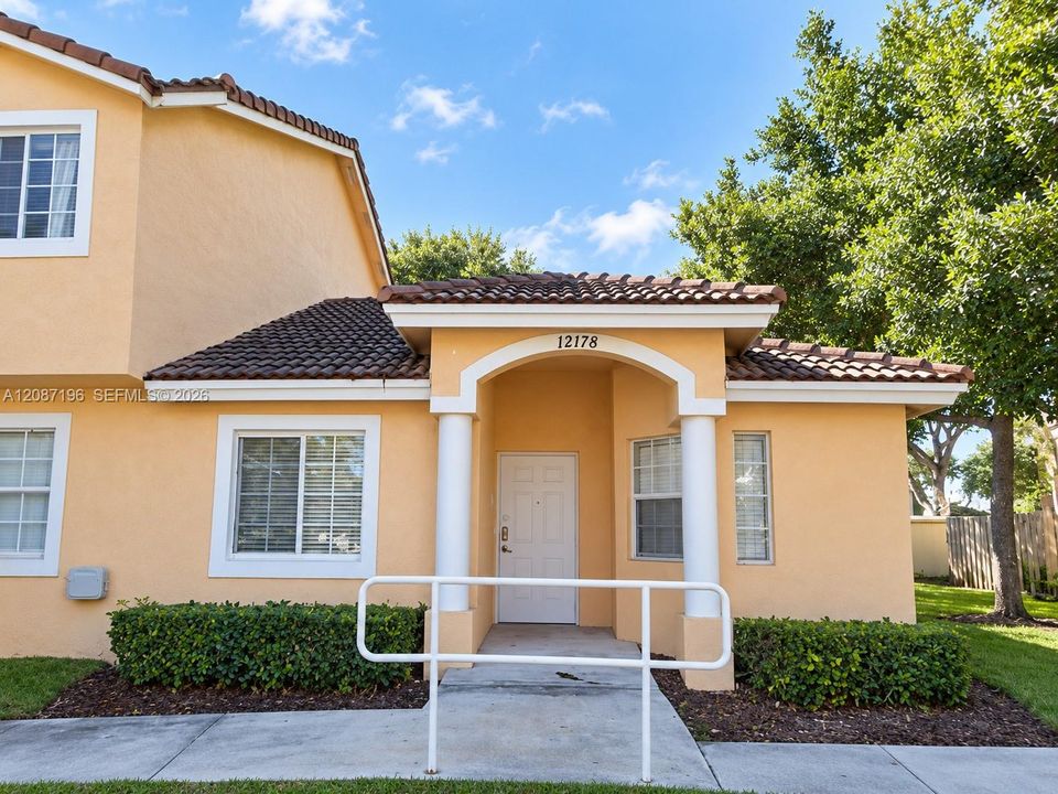 For Rent: $2,200 (2 beds, 1 baths, 850 Square Feet)