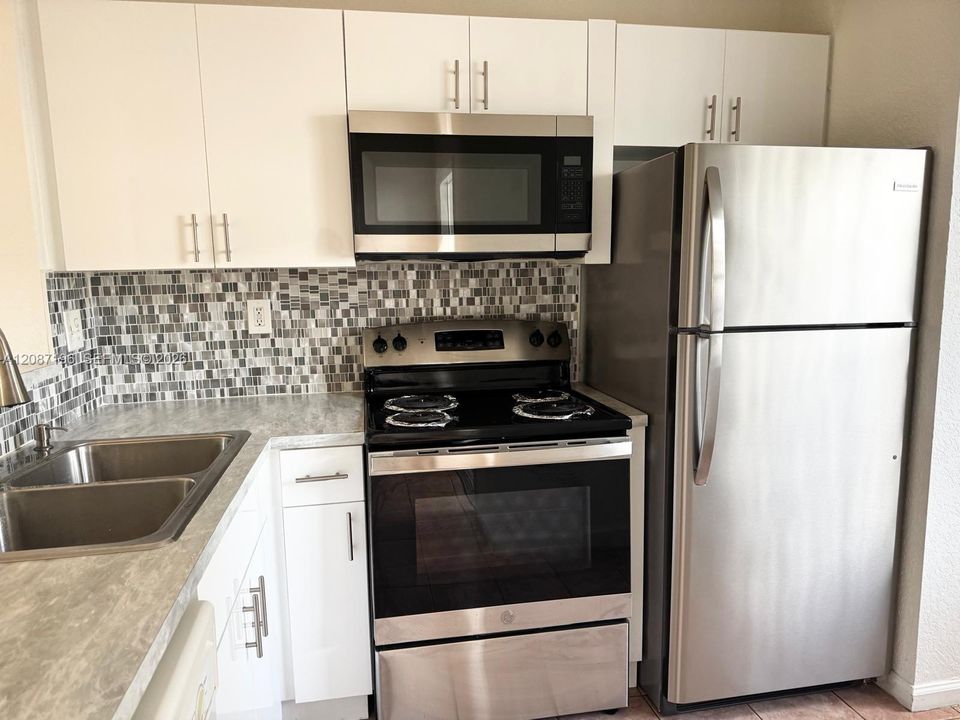 For Rent: $2,200 (2 beds, 1 baths, 850 Square Feet)