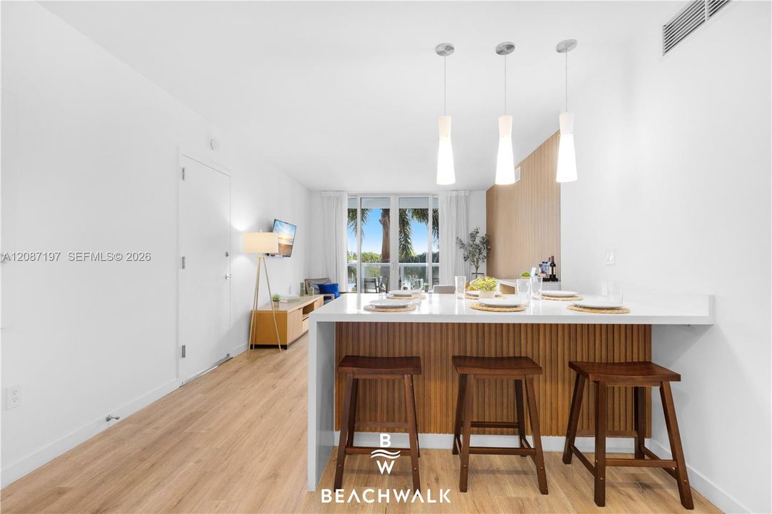 На продажу: $365,000 (2 спален, 2 ванн, 1037 Квадратных фут)