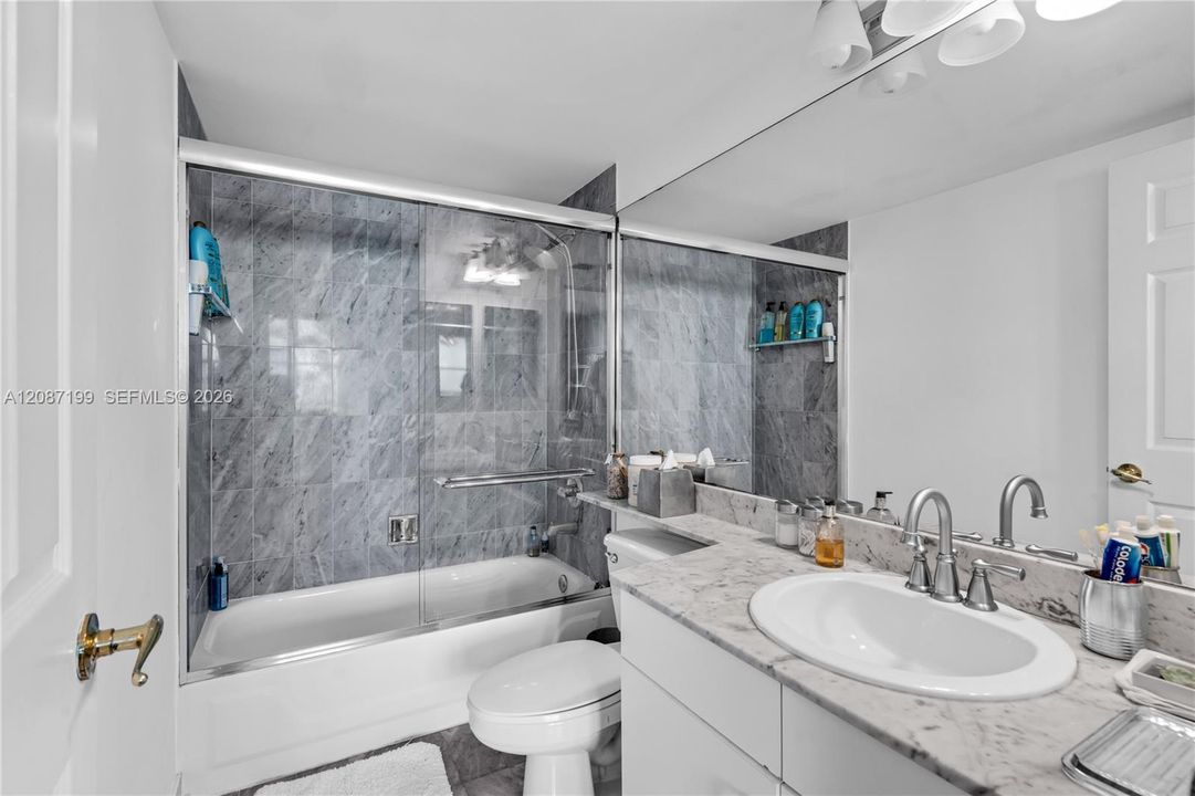 For Rent: $4,000 (2 beds, 2 baths, 960 Square Feet)