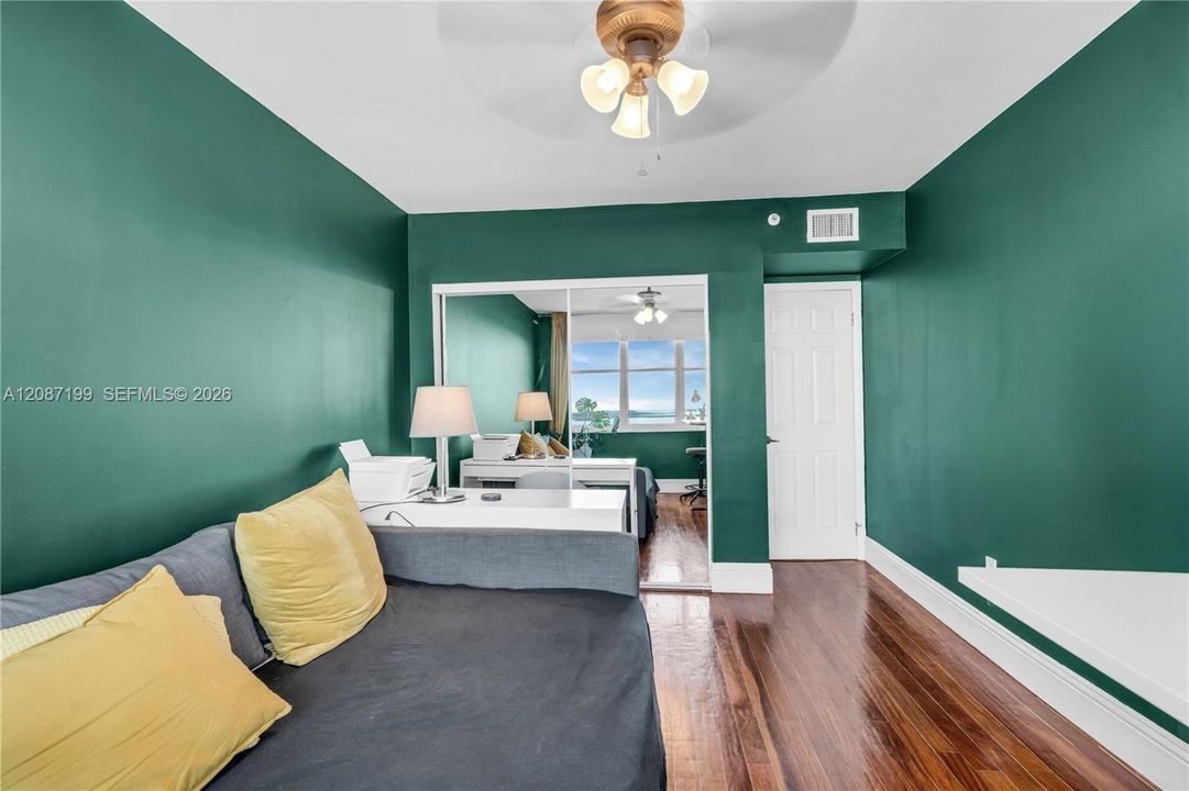 For Rent: $4,000 (2 beds, 2 baths, 960 Square Feet)