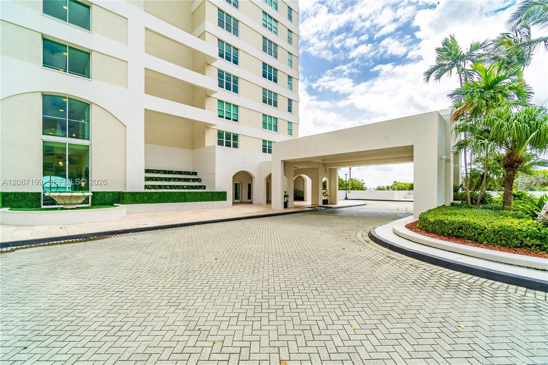 For Rent: $4,000 (2 beds, 2 baths, 960 Square Feet)