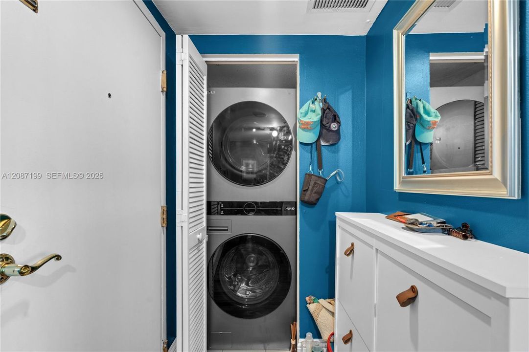 For Rent: $4,000 (2 beds, 2 baths, 960 Square Feet)
