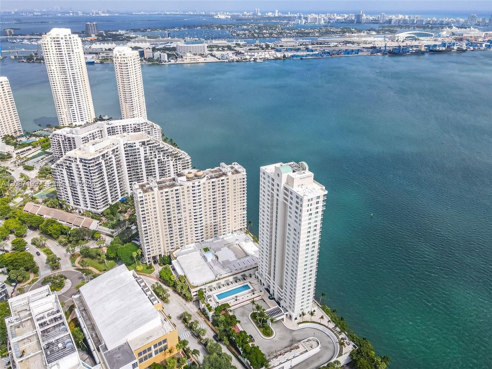 For Rent: $4,000 (2 beds, 2 baths, 960 Square Feet)
