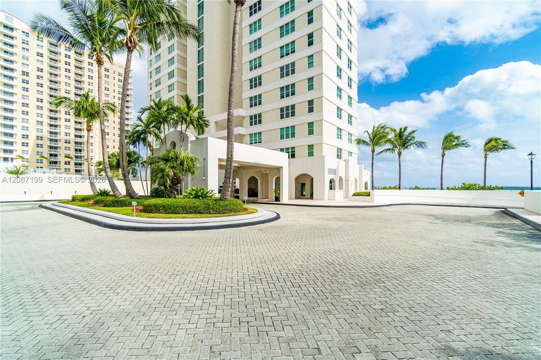 For Rent: $4,000 (2 beds, 2 baths, 960 Square Feet)