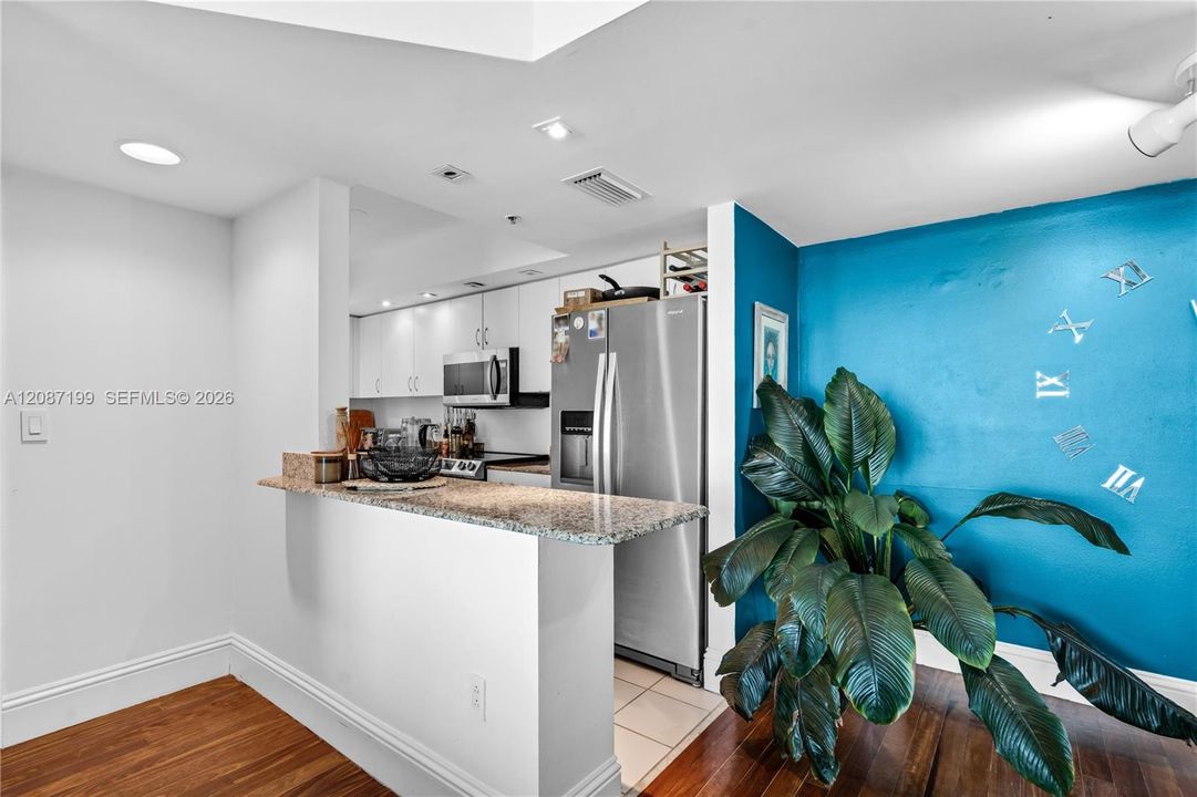 For Rent: $4,000 (2 beds, 2 baths, 960 Square Feet)