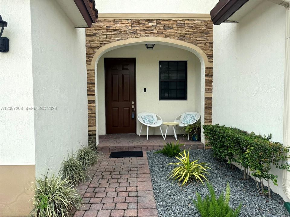 For Rent: $2,500 (3 beds, 2 baths, 1408 Square Feet)