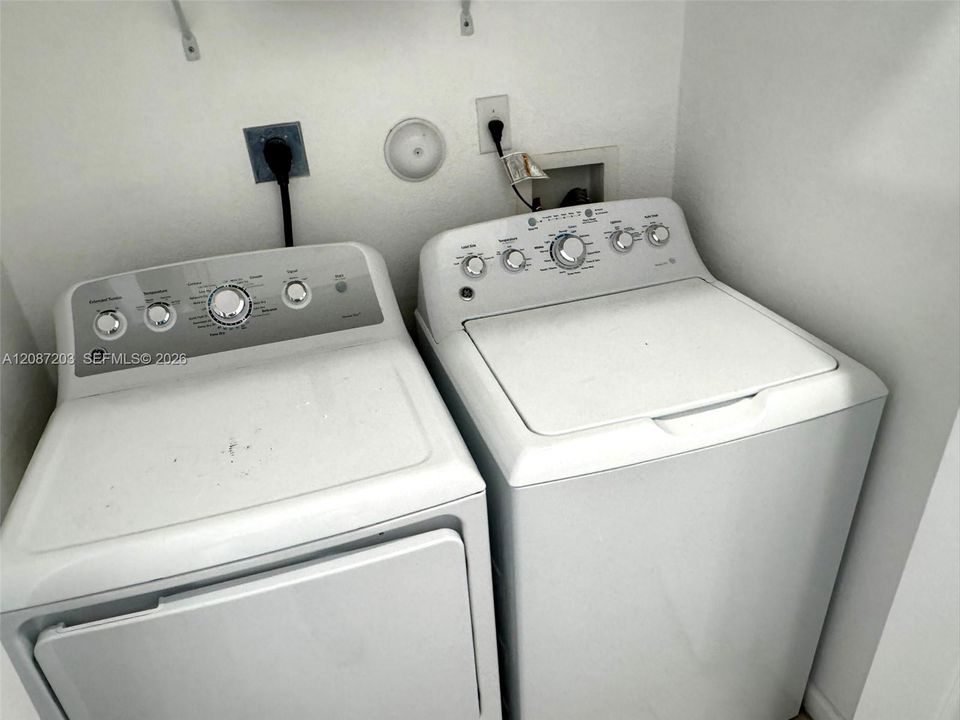 For Rent: $2,500 (3 beds, 2 baths, 1408 Square Feet)