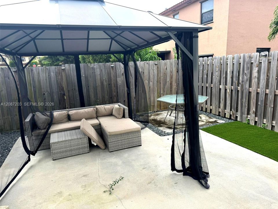For Rent: $2,500 (3 beds, 2 baths, 1408 Square Feet)