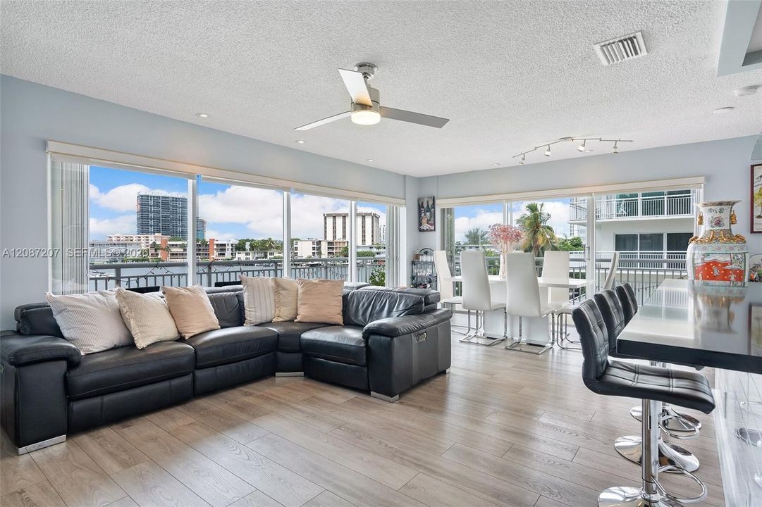 En Venta: $394,990 (2 camas, 2 baños, 1080 Pies cuadrados)