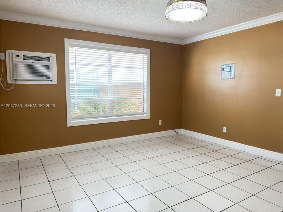For Rent: $2,100 (1 beds, 1 baths, 800 Square Feet)