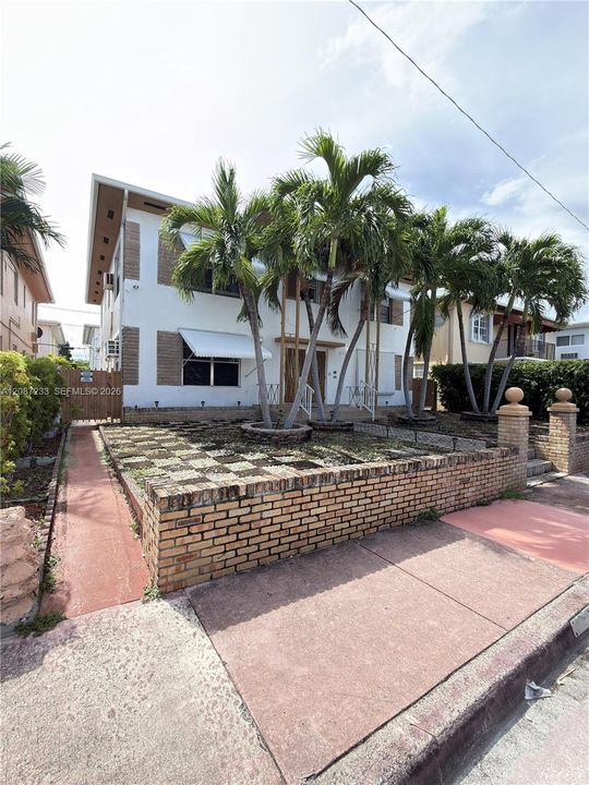 For Rent: $2,100 (1 beds, 1 baths, 800 Square Feet)