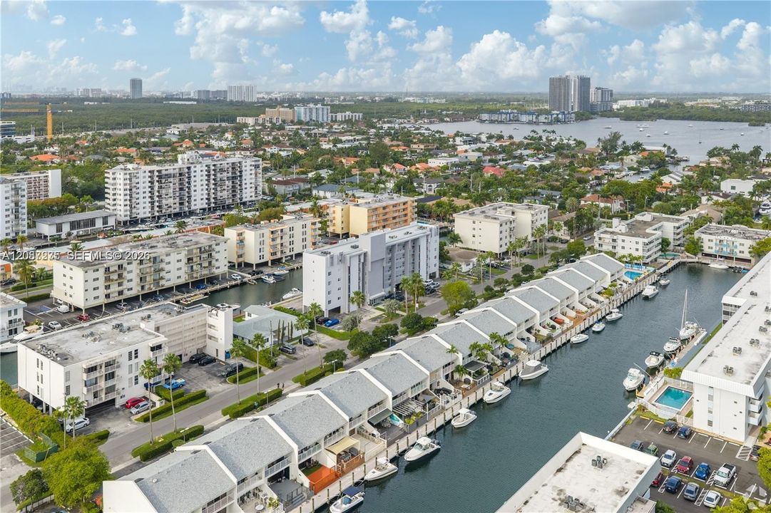 For Rent: $2,350 (1 beds, 1 baths, 950 Square Feet)