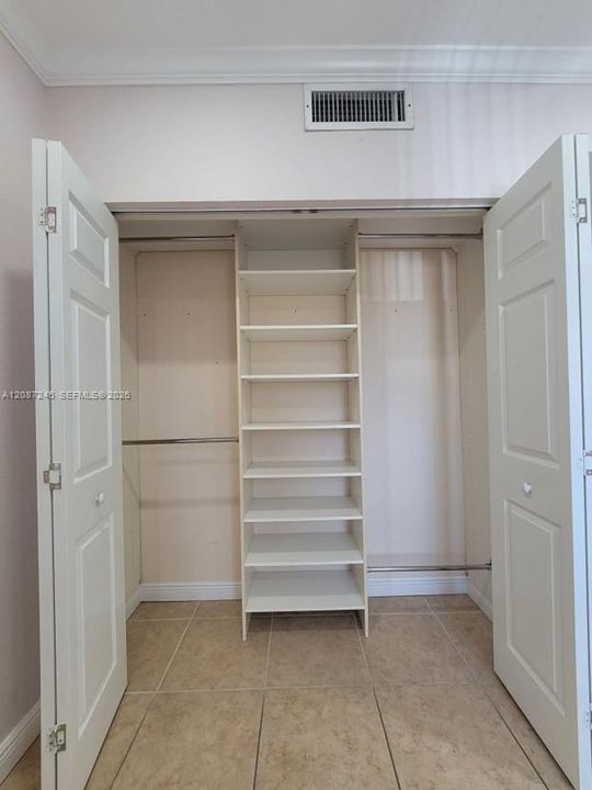For Rent: $2,500 (2 beds, 1 baths, 864 Square Feet)