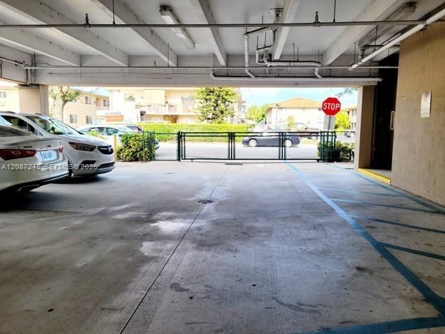 For Rent: $2,500 (2 beds, 1 baths, 864 Square Feet)