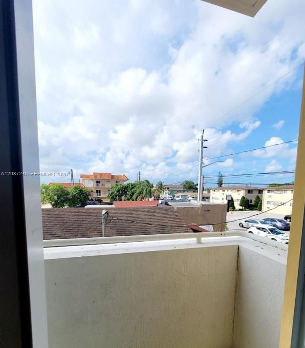 For Rent: $2,500 (2 beds, 1 baths, 864 Square Feet)