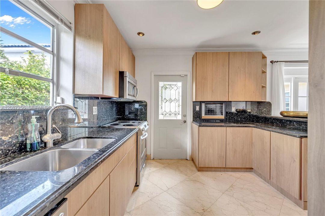 For Rent: $9,600 (4 beds, 2 baths, 1862 Square Feet)