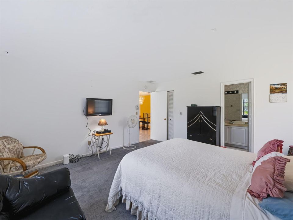 12-web-or-mls-4948-regina-ct-014
